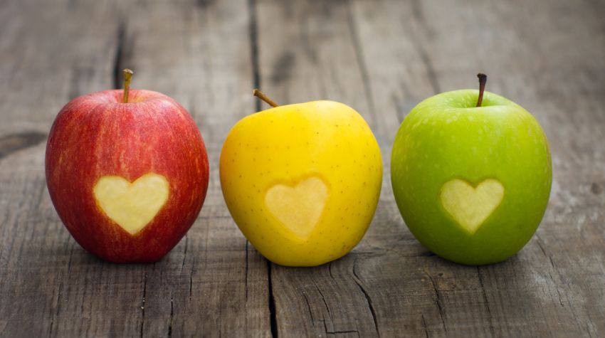 Trois pommes avec des coeurs dessus
