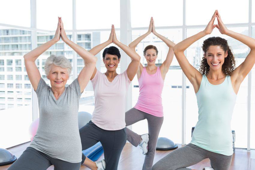 Plusieurs madames font du yoga ensemble