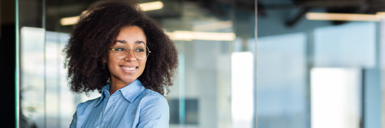 Femme souriante dans un bureau