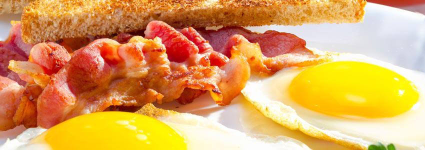A perfect and healthy breakfast with eggs, toast and bacon