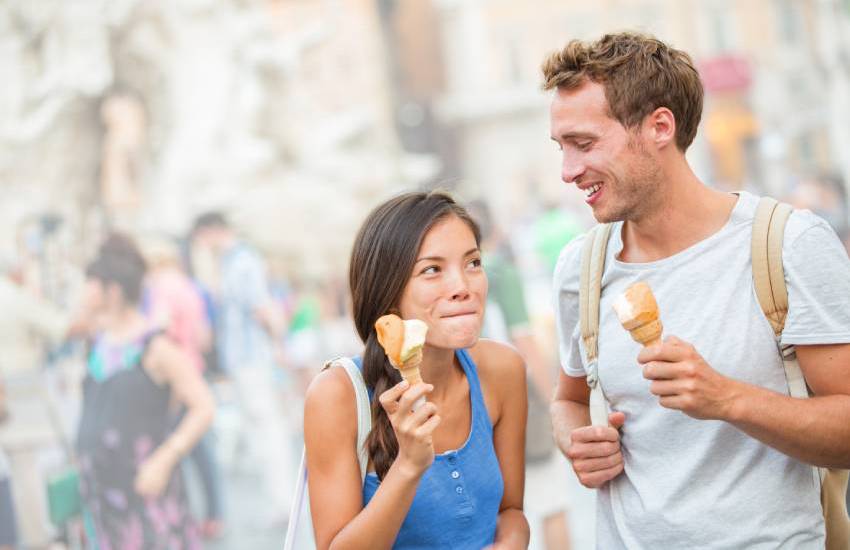 Deux personnes mangent de la crème glacée 