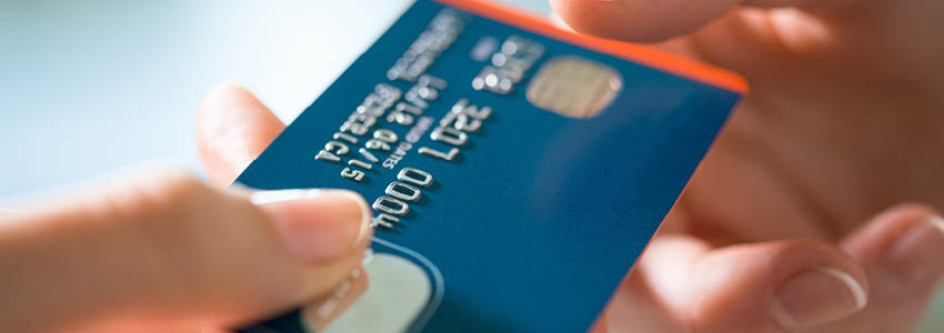 Carte de crédit en main