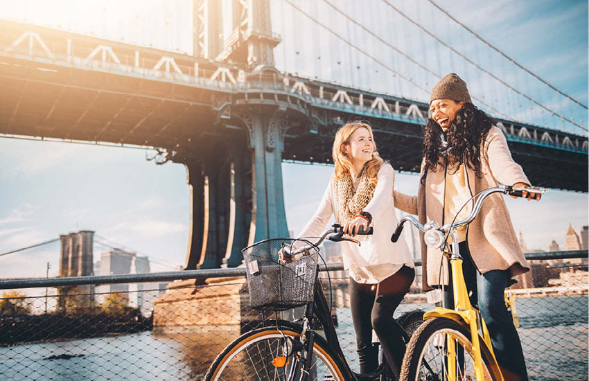 Deux amis en vélo à New York