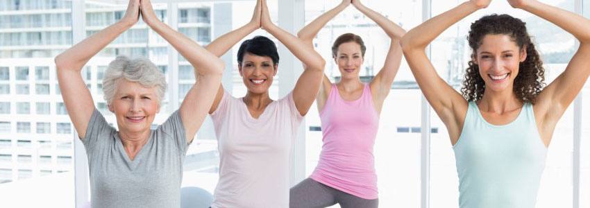 Plusieurs madames font du yoga ensemble